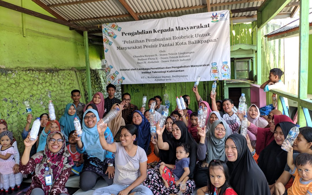 Dosen ITK Memberikan Pelatihan Ecobrick bagi Masyarakat Pesisir Pantai