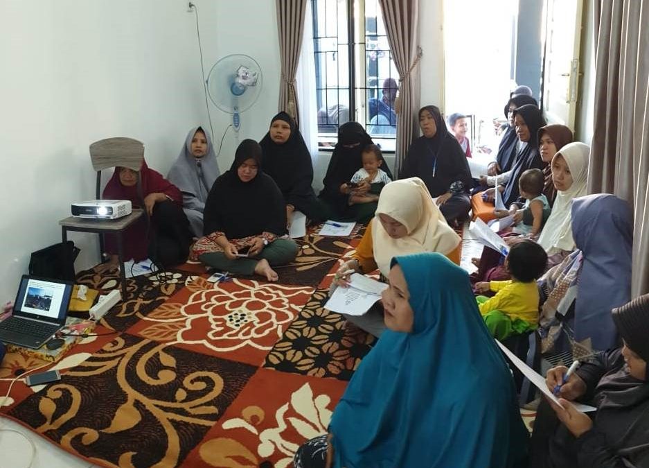 SOSIALISASI PENGELOLAAN TIMBULAN SAMPAH B3 (BAHAN BERBAHAYA DAN BERACUN) KEPADA IBU-IBU RUMAH TANGGA RT 54 KELURAHAN KARANG JOANG, BALIKPAPAN UTARA