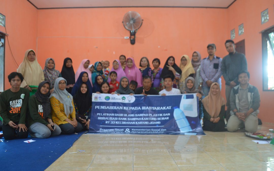 PENGABDIAN MASYARAKAT: DOSEN ITK SULAP SAMPAH PLASTIK  MENJADI PRODUK DAUR ULANG YANG EKONOMIS UNTUK MASYARAKAT RT 33 KARANG JOANG