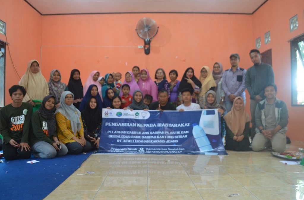PENGABDIAN MASYARAKAT: DOSEN ITK SULAP SAMPAH PLASTIK MENJADI PRODUK DAUR ULANG YANG EKONOMIS UNTUK MASYARAKAT RT 33 KARANG JOANG