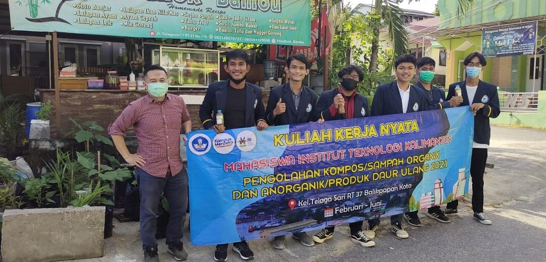 Mahasiswa ITK Distribusikan Pupuk Cair untuk Masyarakat Telaga Sari