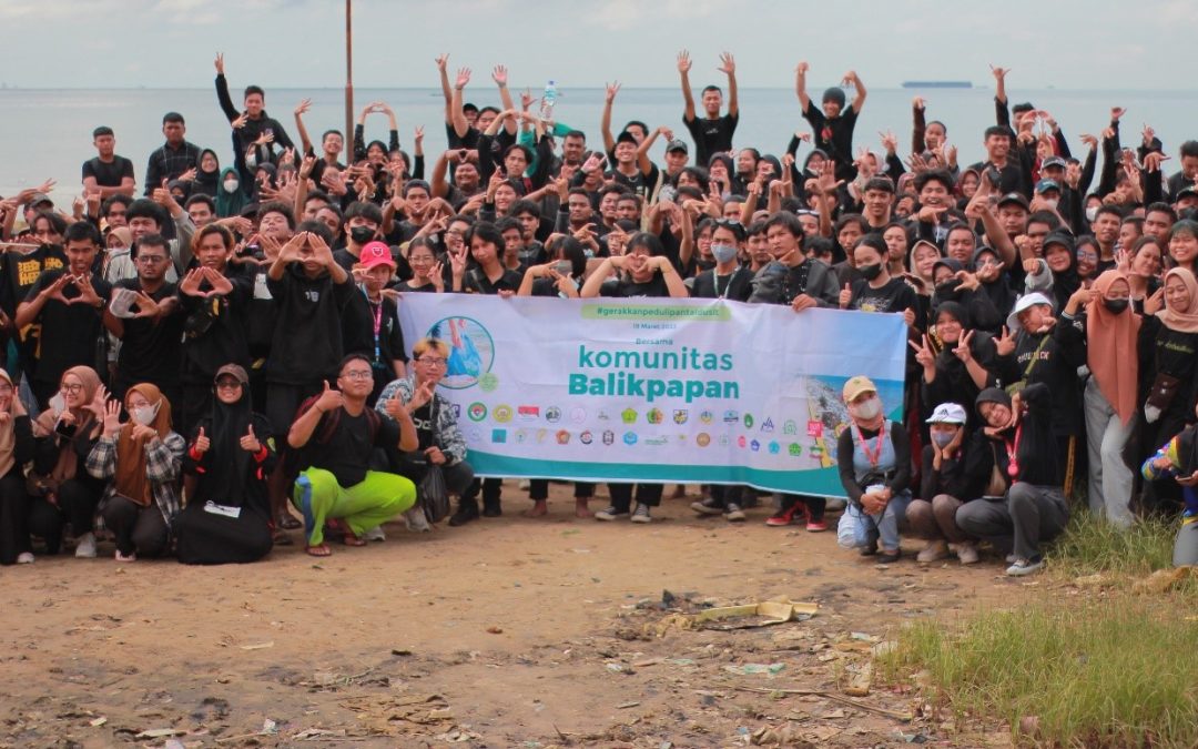 MAHASISWA PERKAPALAN ITK MELAKUKAN BERSIH-BERSIH SAMPAH YANG ADA DI SEKITARAN PANTAI DUSIT