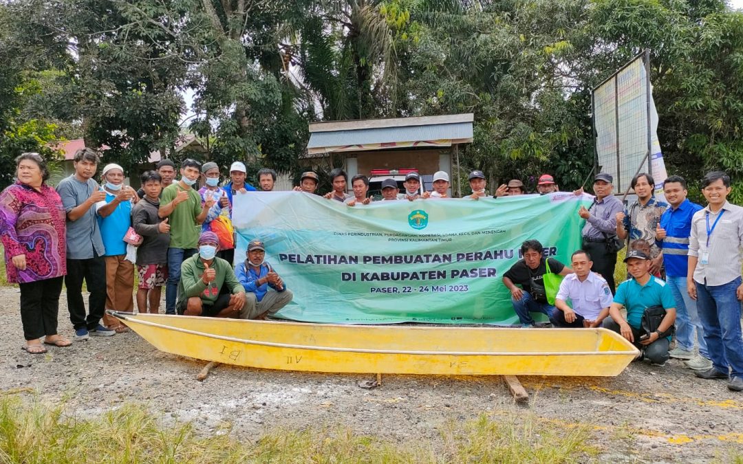 Tindakan Preventif Keberlangsungan Industri Perahu Tradisional, Sivitas Akademika ITK dan Dinas PPKUKM Kaltim Membersamai Pengrajin Perahu