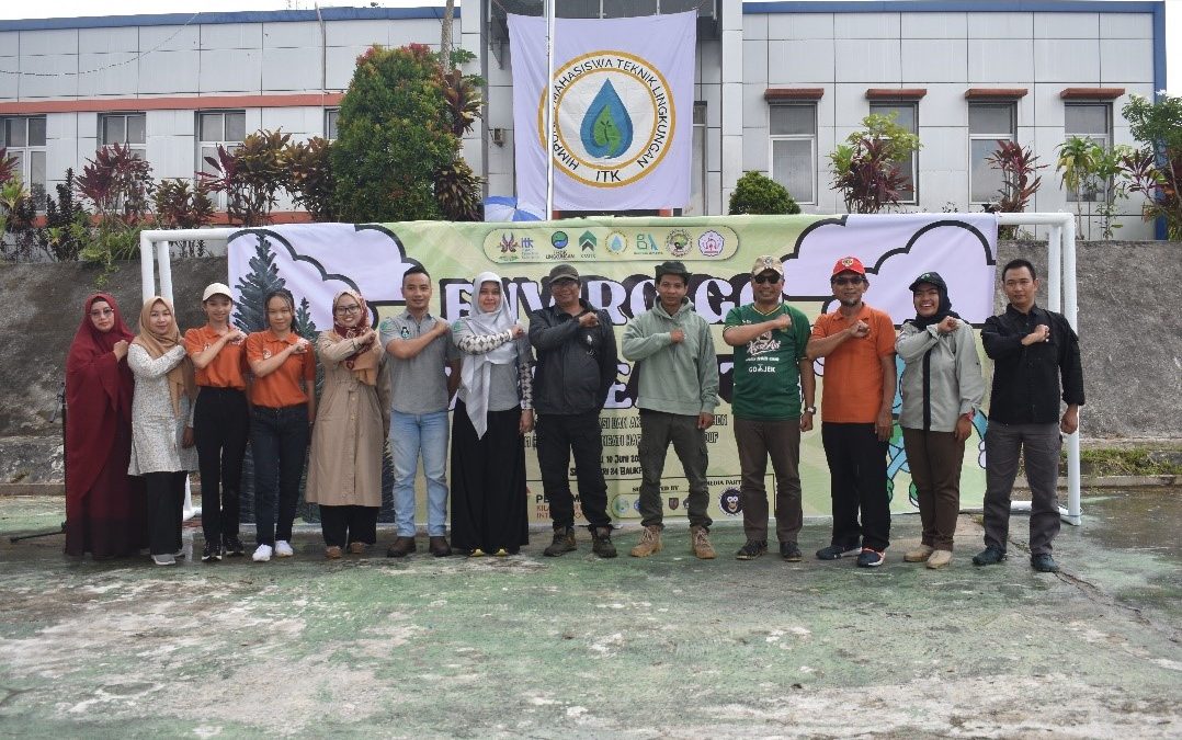 Memperingati Hari Lingkungan Hidup Sedunia, Program Studi Teknik Lingkungan Adakan Penanaman Bibit Pohon Buah di SMPN 24 Balikpapan